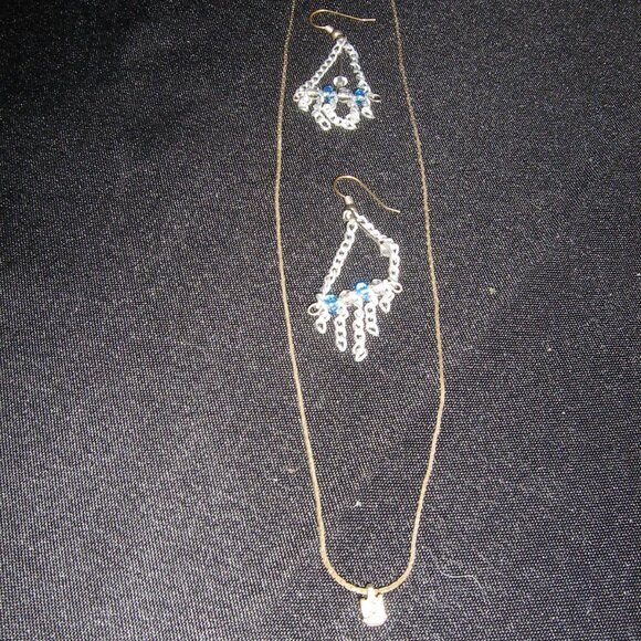 Ladies Necklace And Earring Set Vintage. $5.00 AS AN ADD ON - Picture 1 of 3